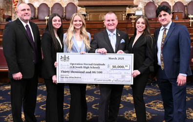  Photo of OEG students and teachers with Rep. Munroe